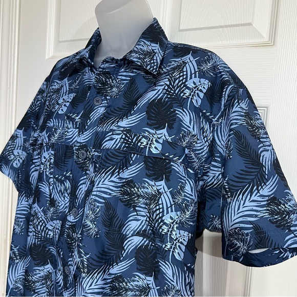 Duluth Trading Company Blue Leaf Hawaiian Print Button Down Shirt, Size Medium - Picture 2 of 4